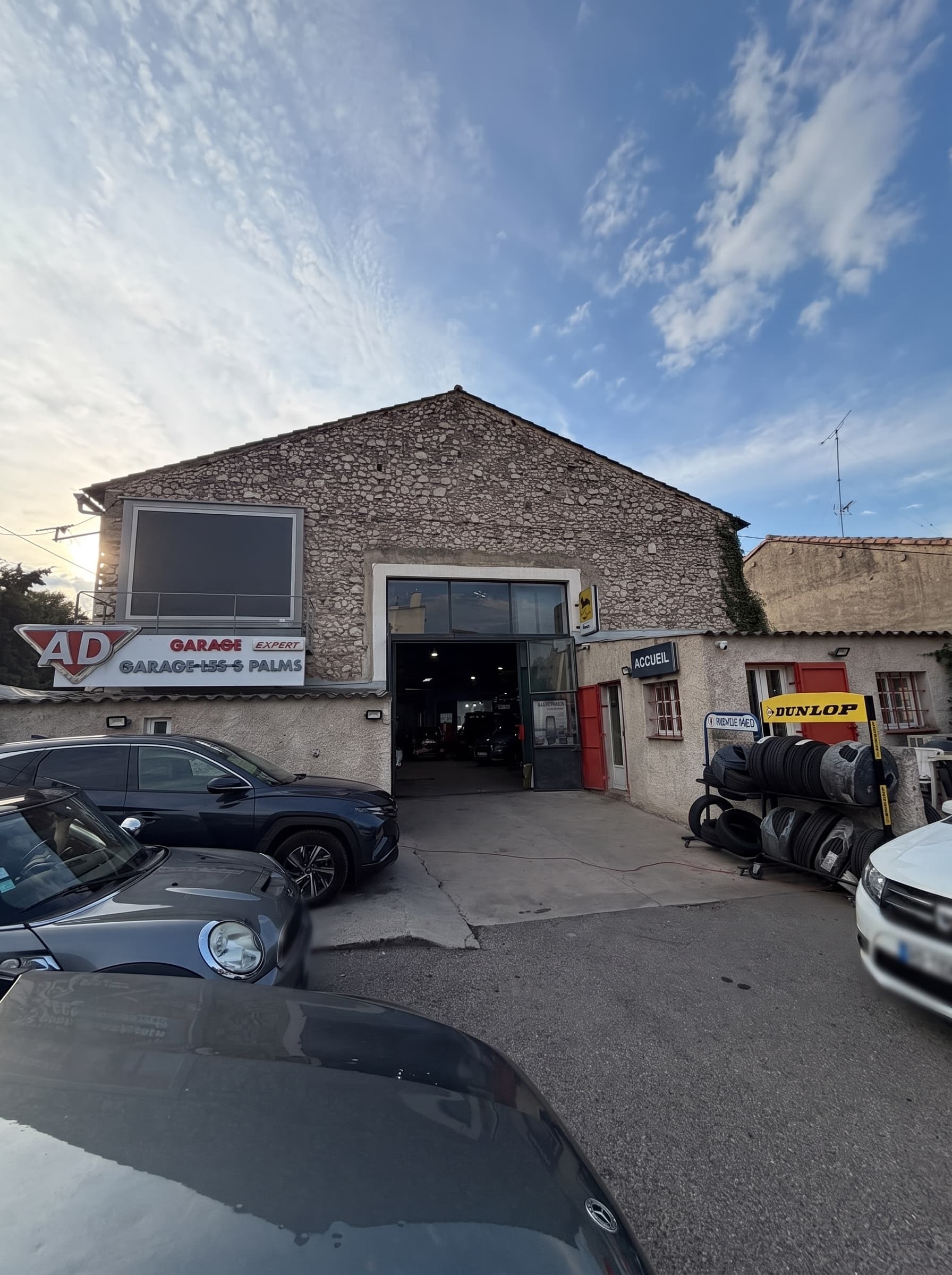 La devanture du Garage AD Expert Carrosserie les 3 Palms, boulevard de Saint-Marcel à Marseille